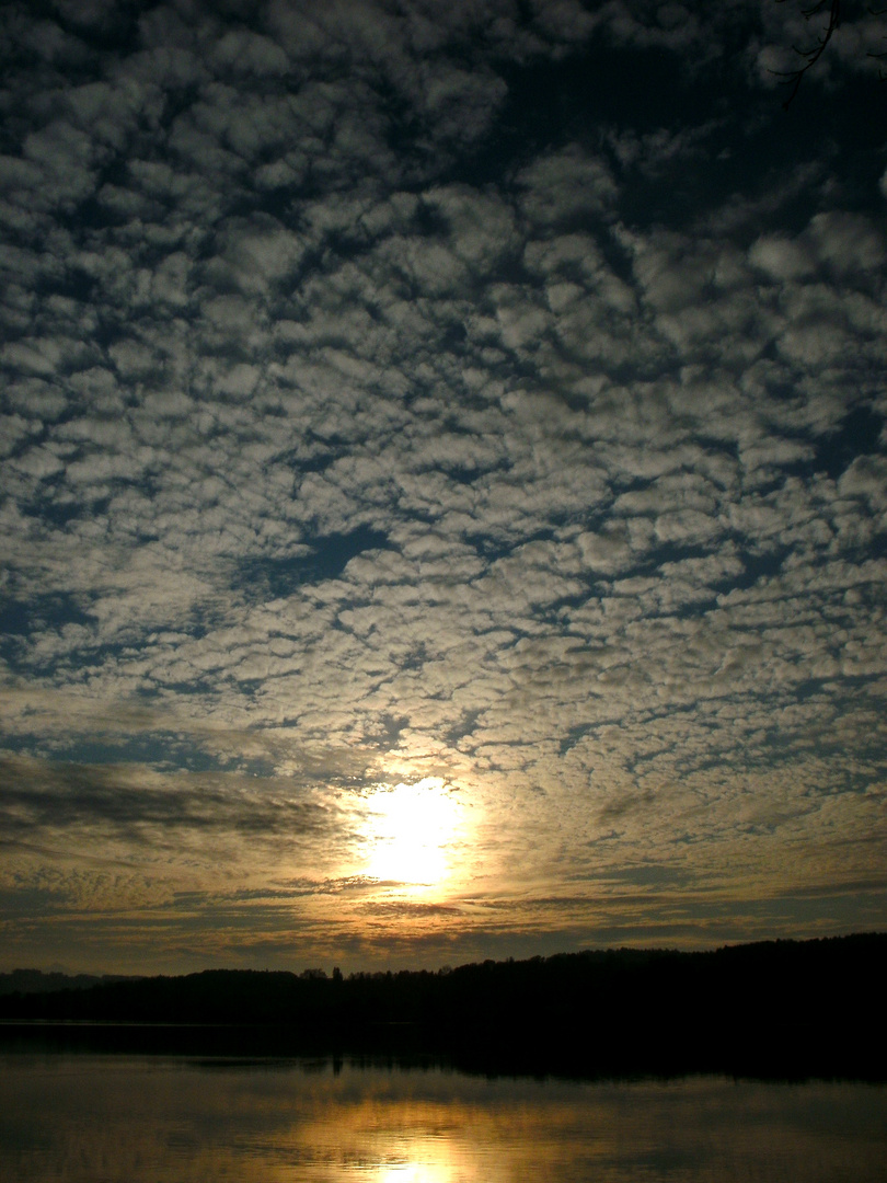 Wolken über dem See