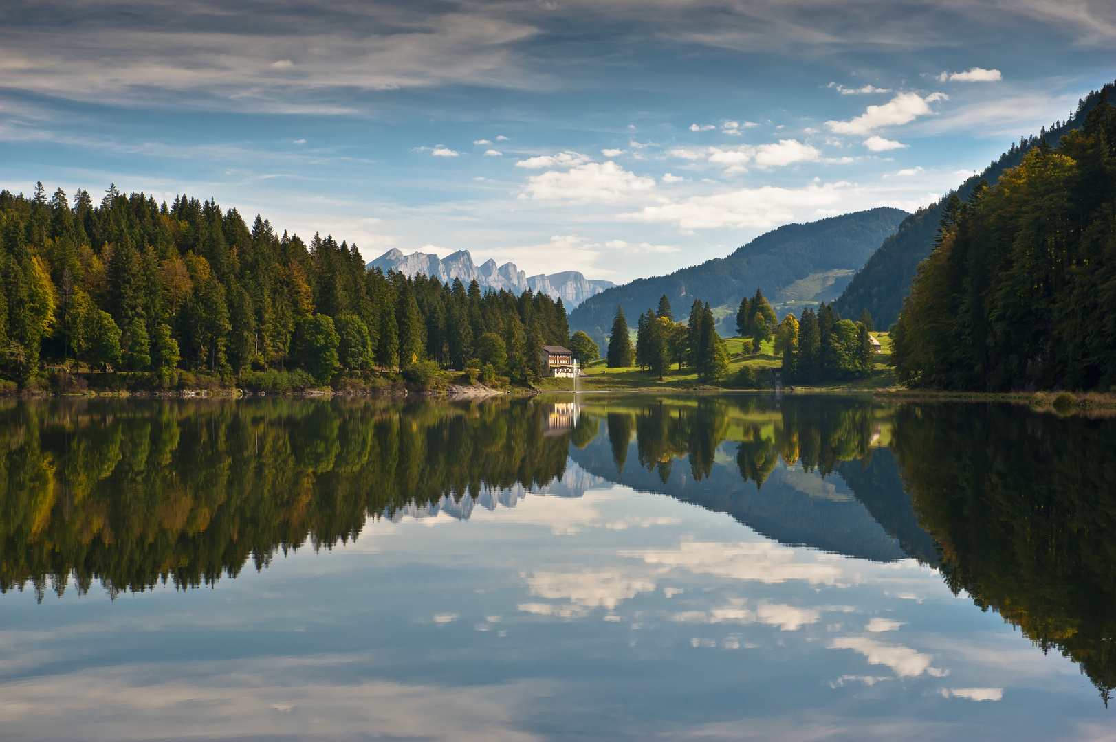 Wolken über dem See