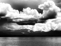 Wolken über dem See
