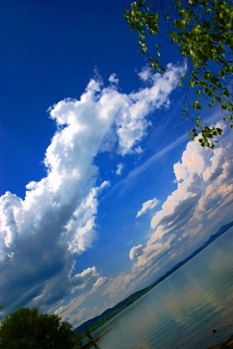 Wolken über dem See