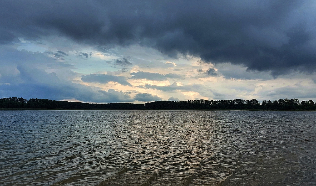 Wolken über dem See