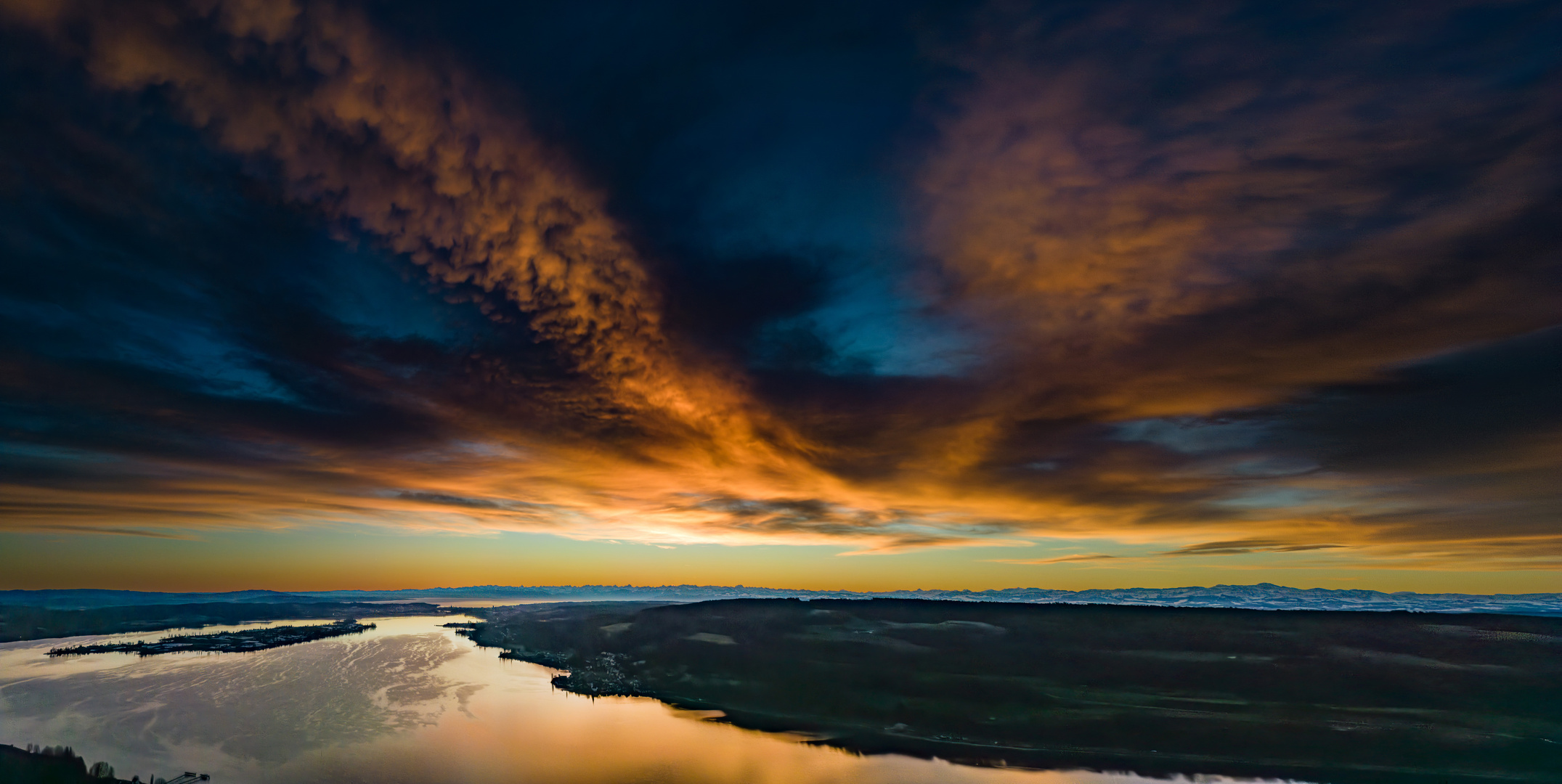 Wolken über dem See