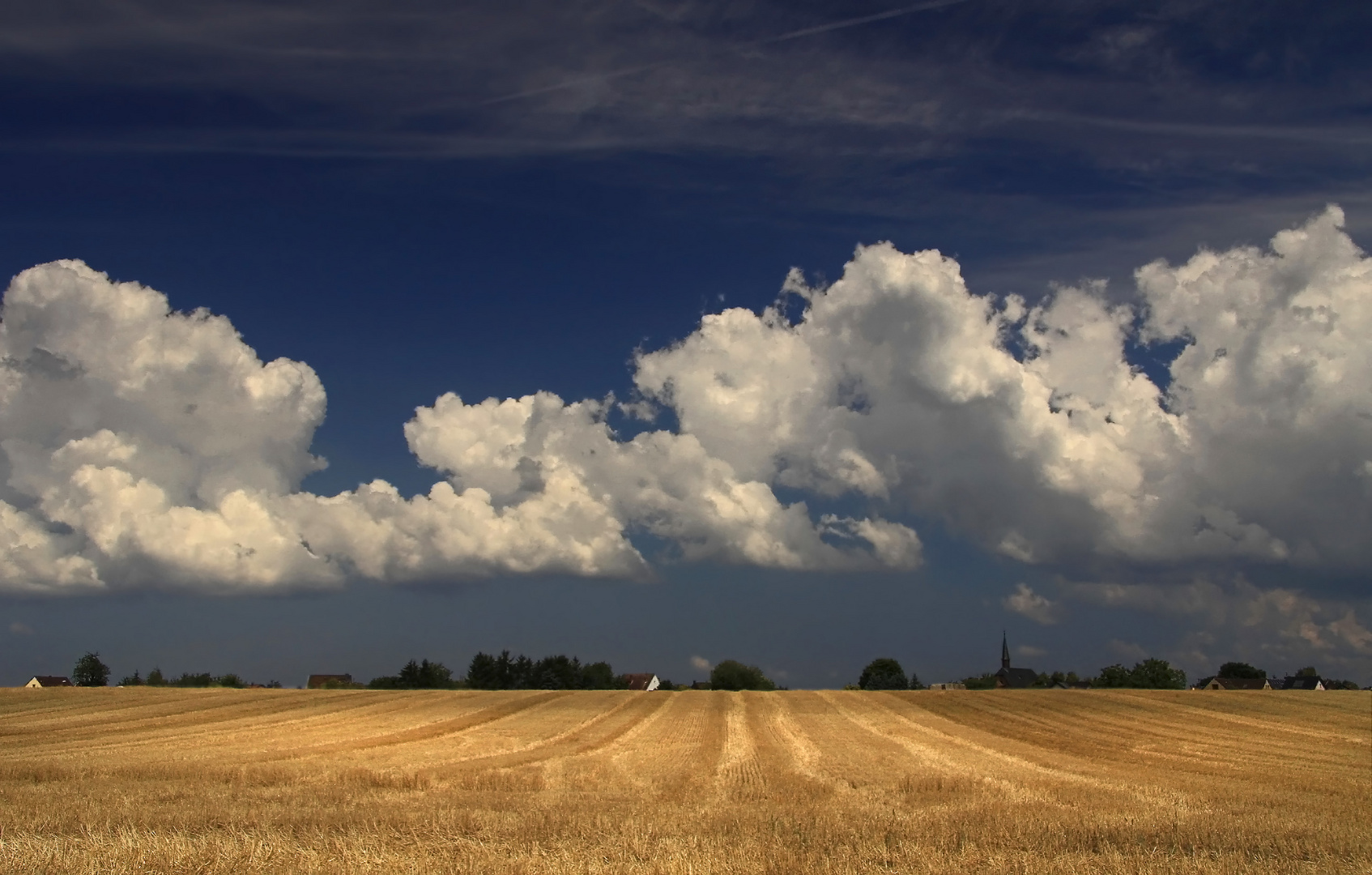 Wolken über dem Stoppelfeld