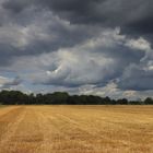 Wolken über dem Stoppelfeld