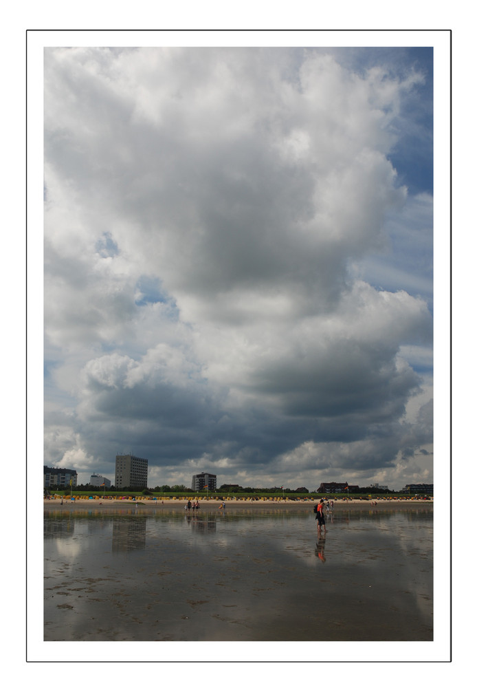 Wolken über dem Strandleben