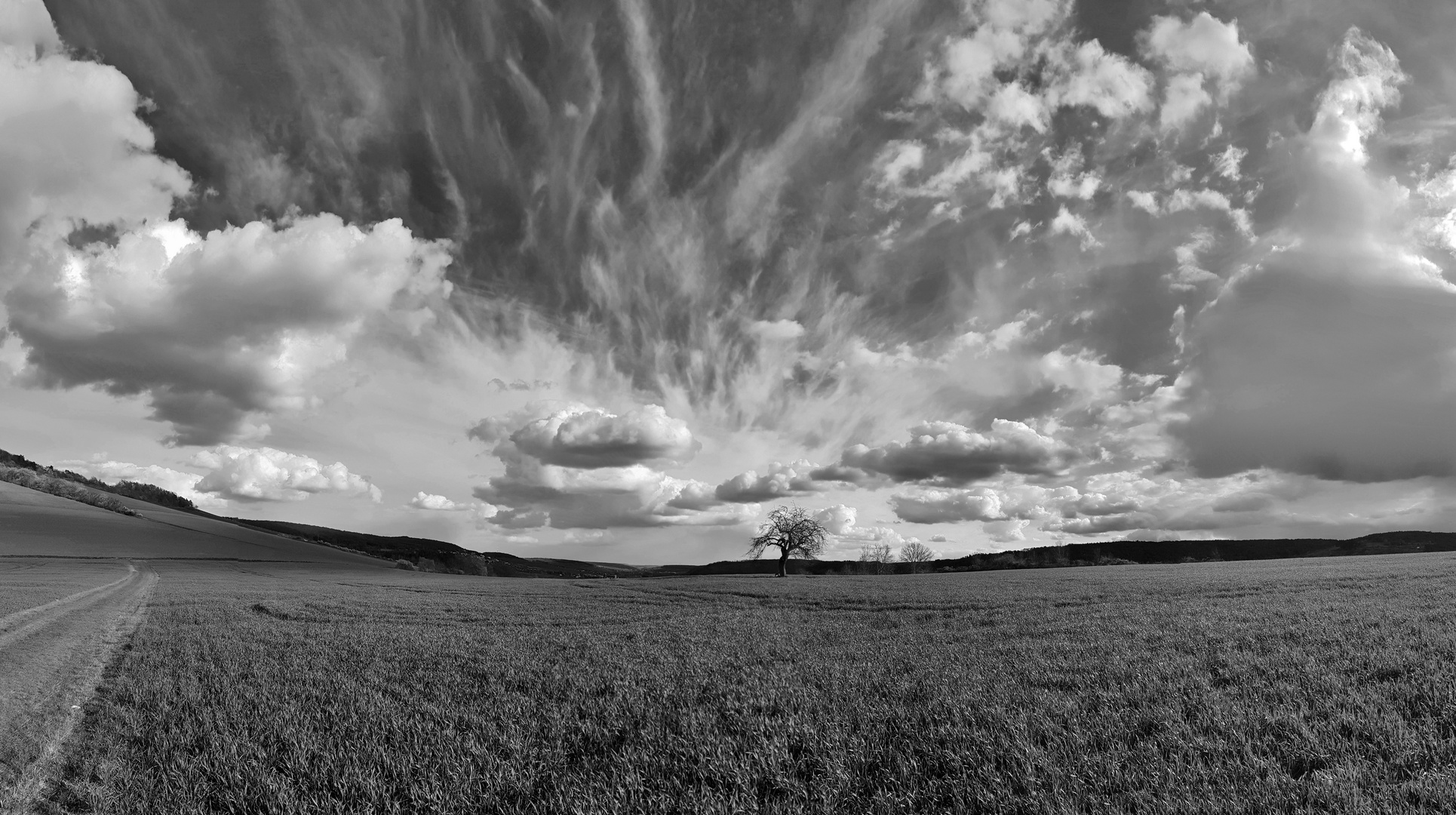 Wolken über dem Taubertal. Bearbeitung s/w.