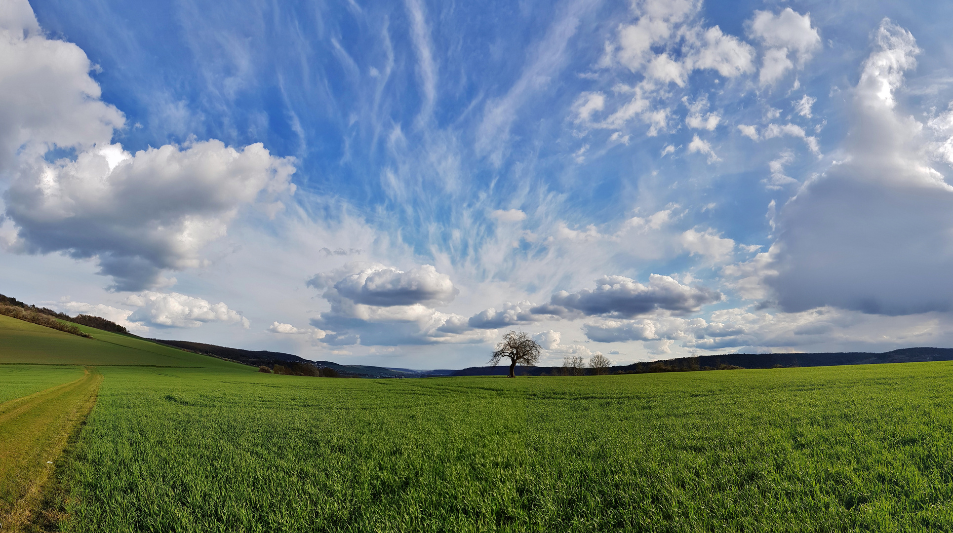 Wolken über dem Taubertal. Farbfoto. Was ist besser ? Farbe oder s/w ?