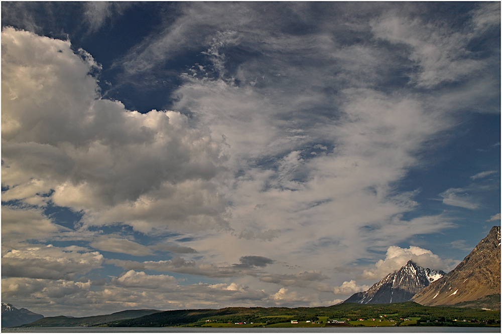 Wolken über dem Ullsfjord