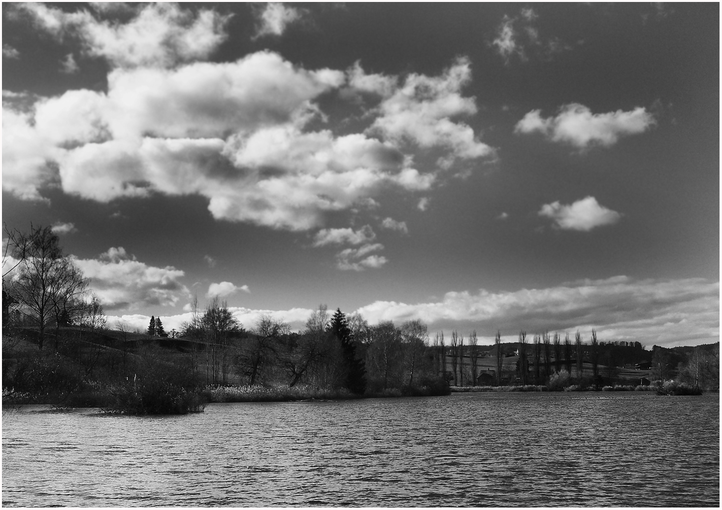 Wolken über dem Weiher