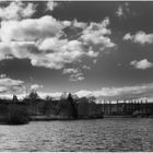 Wolken über dem Weiher