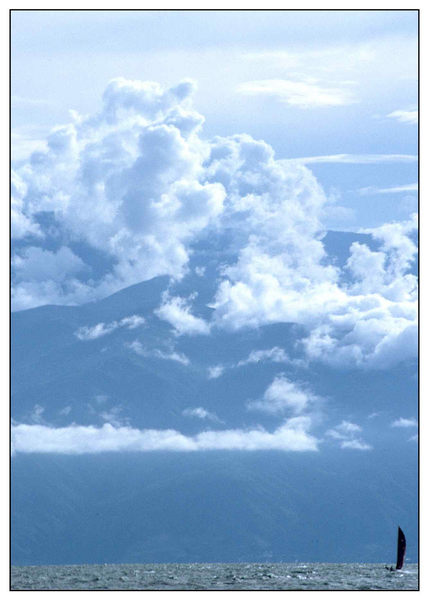 Wolken über den Bergen des Kongo