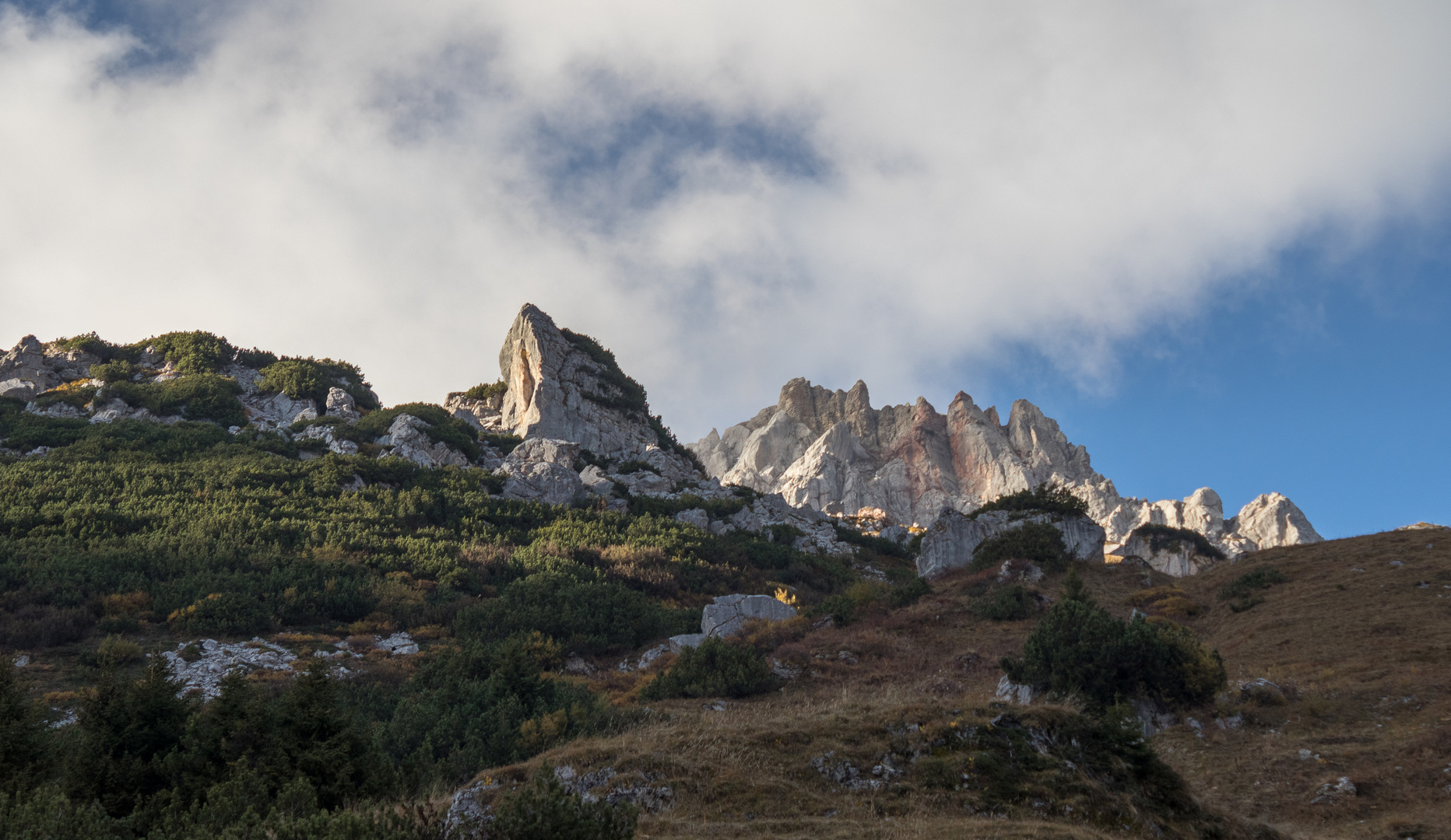 Wolken über den Berggipfeln