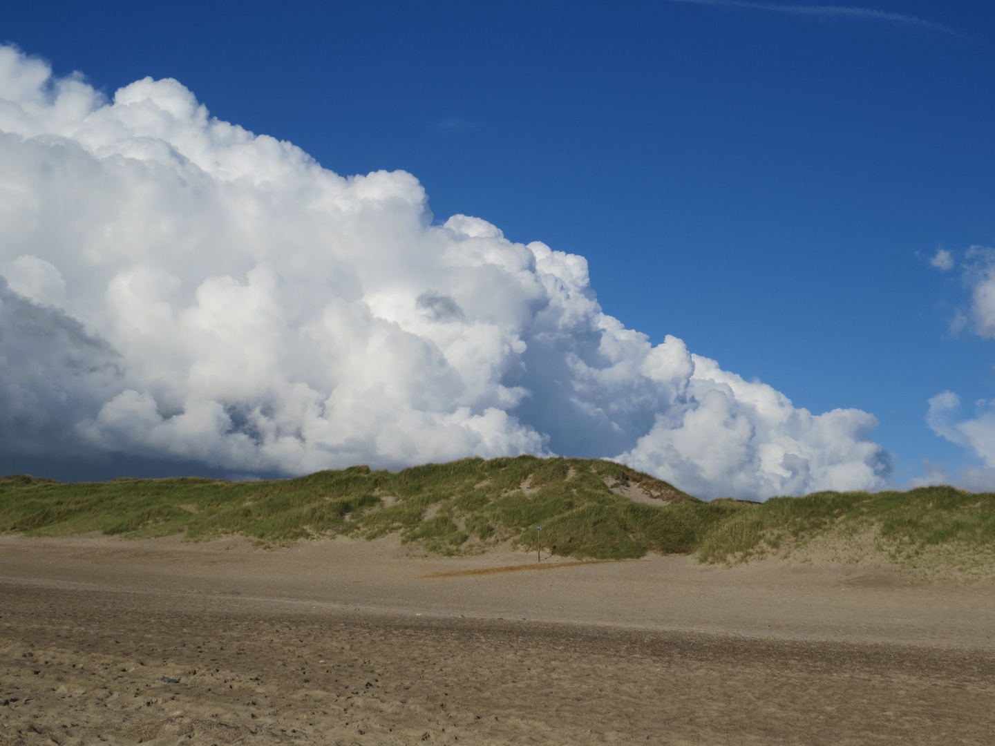 Wolken über den Dünen