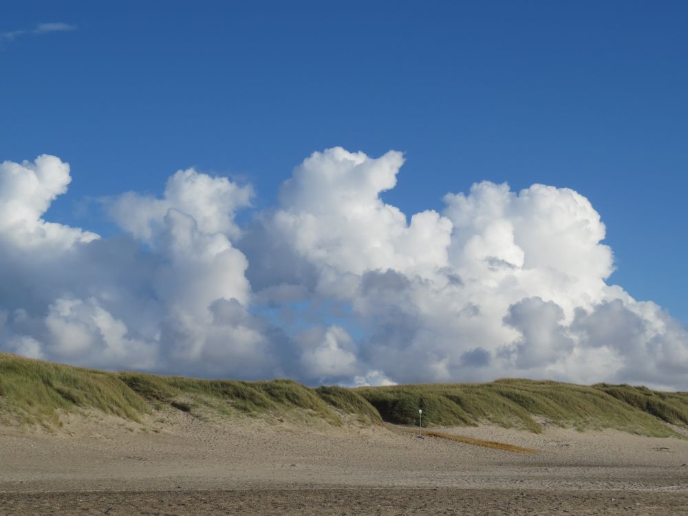 Wolken über den Dünen