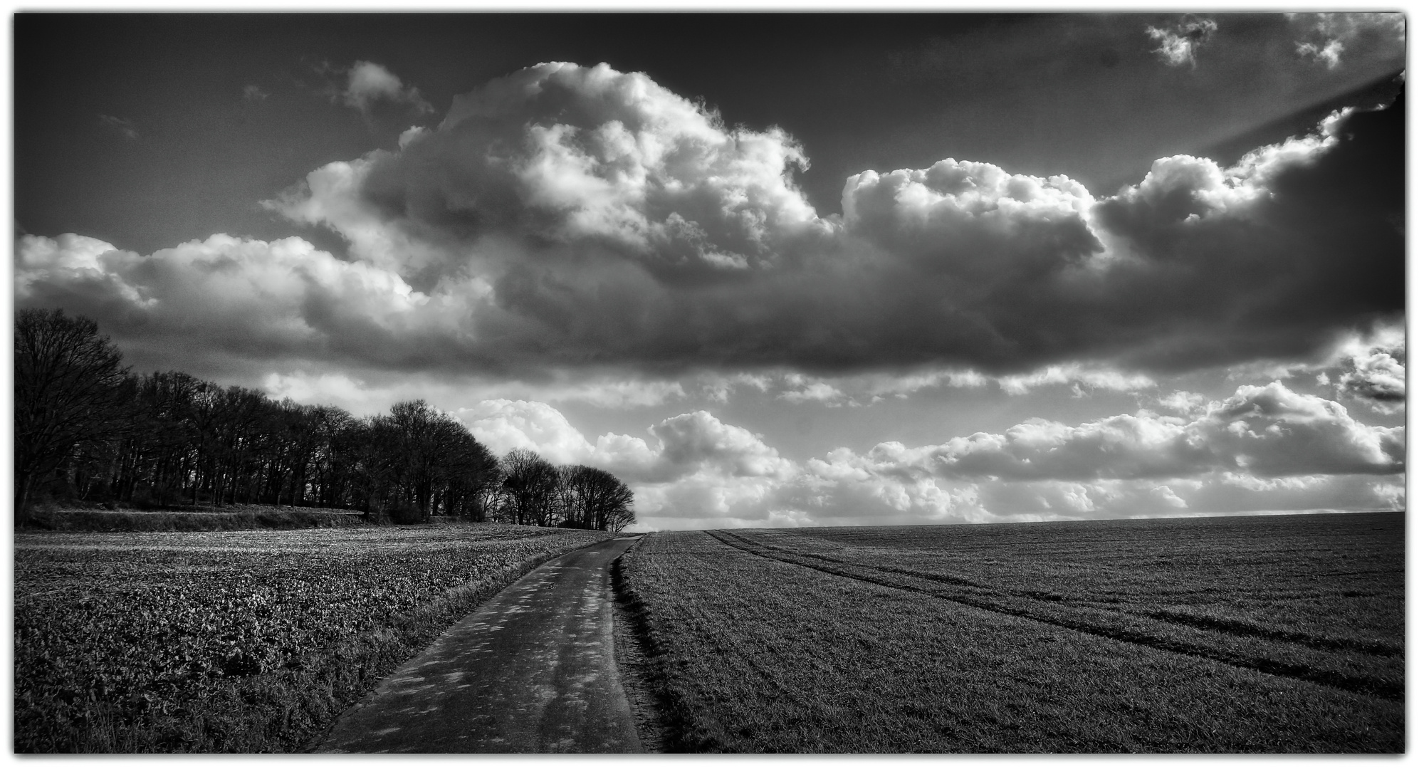 Wolken über den Feldern