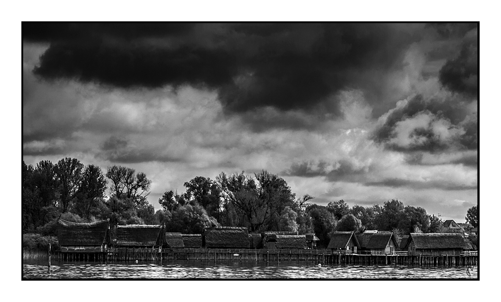 Wolken über den Pfahlbauten