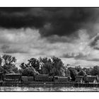 Wolken über den Pfahlbauten