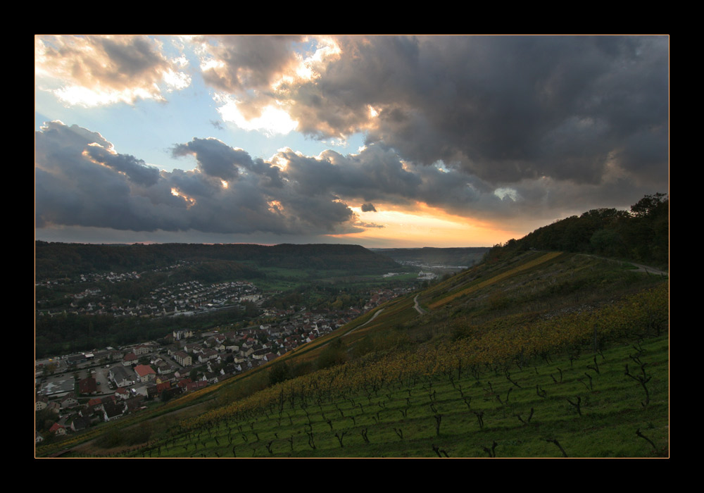 Wolken über den Weinbergen