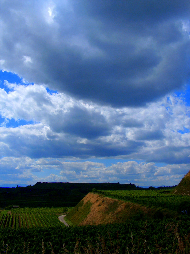 Wolken über den Weinbergen