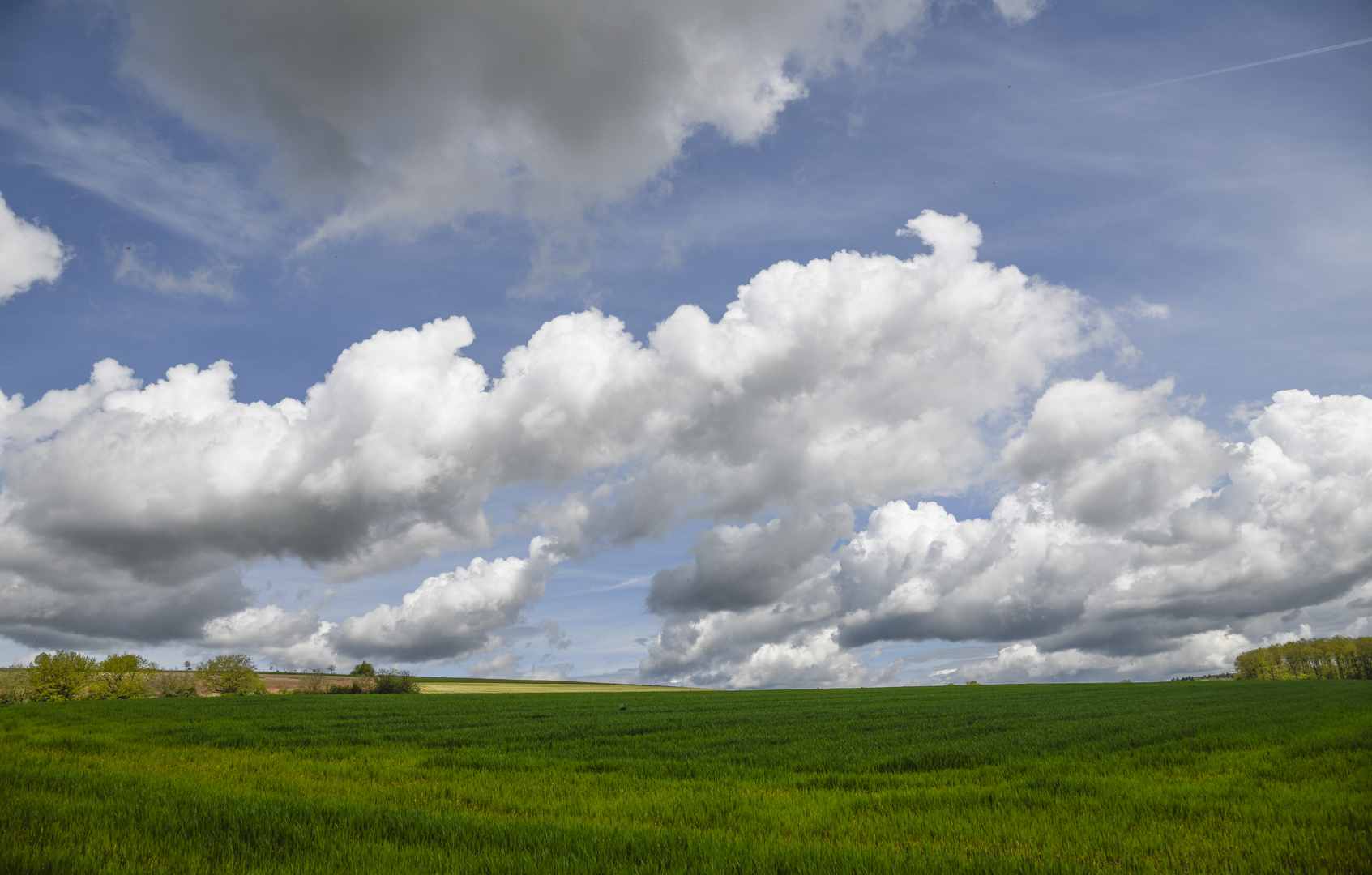 Wolken über den Wiesen