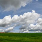 Wolken über den Wiesen