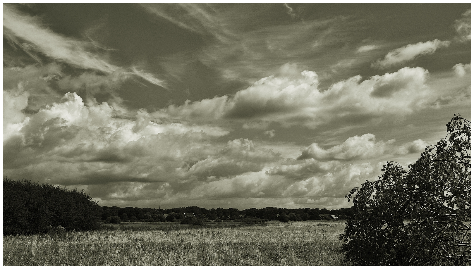 Wolken über der Aller