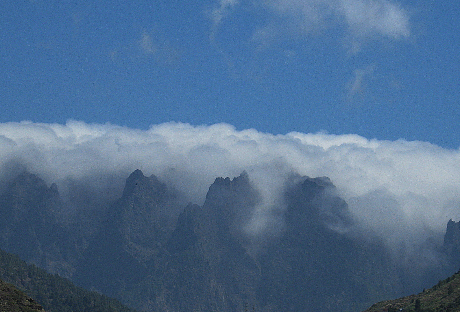 Wolken über der Caldera La Palma