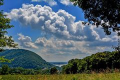 Wolken über der Donau