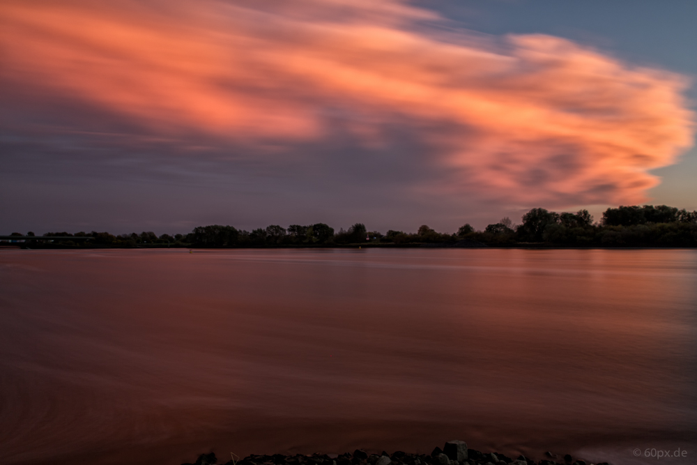 Wolken über der Elbe