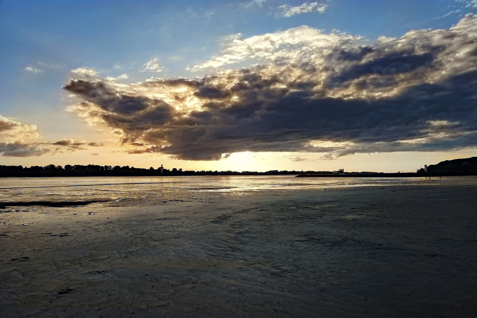 Wolken über der Elbe