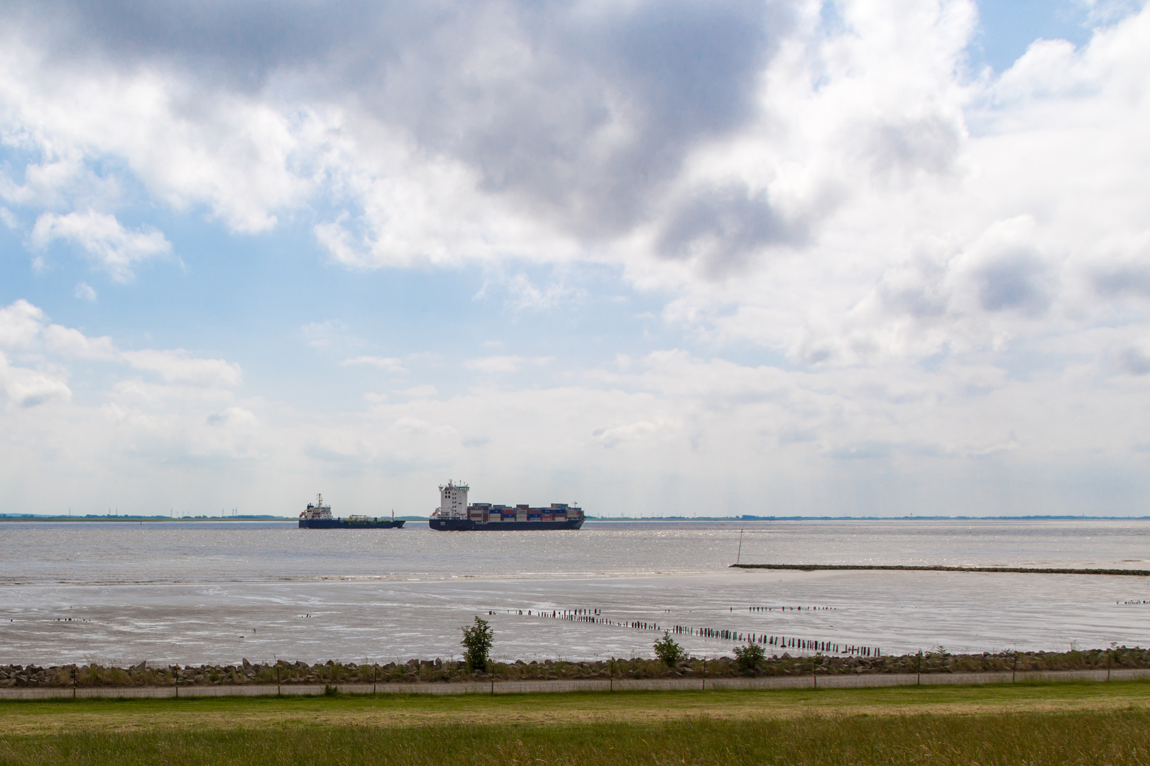 Wolken über der Elbe bei Brunsbüttel