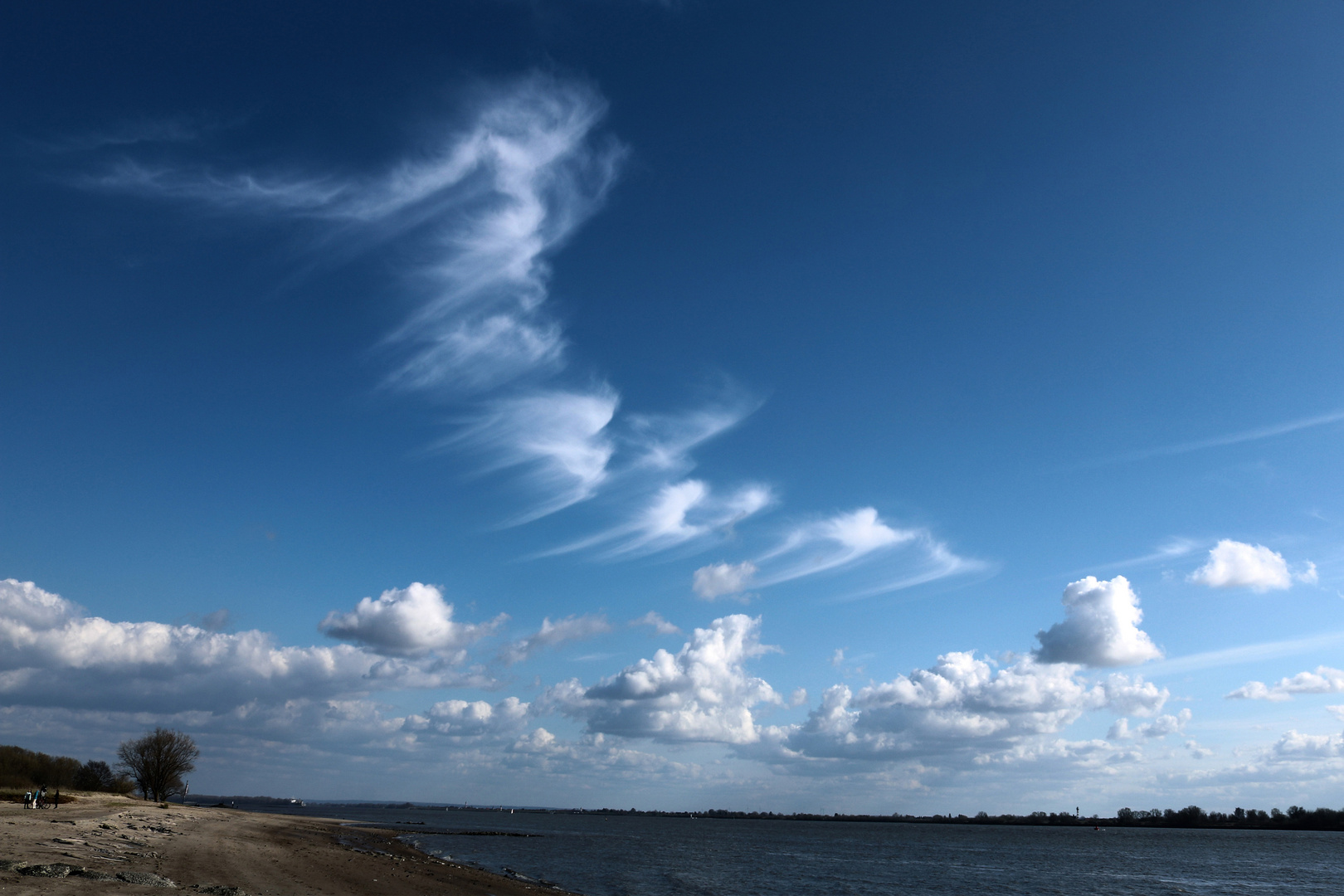 Wolken über der Elbe