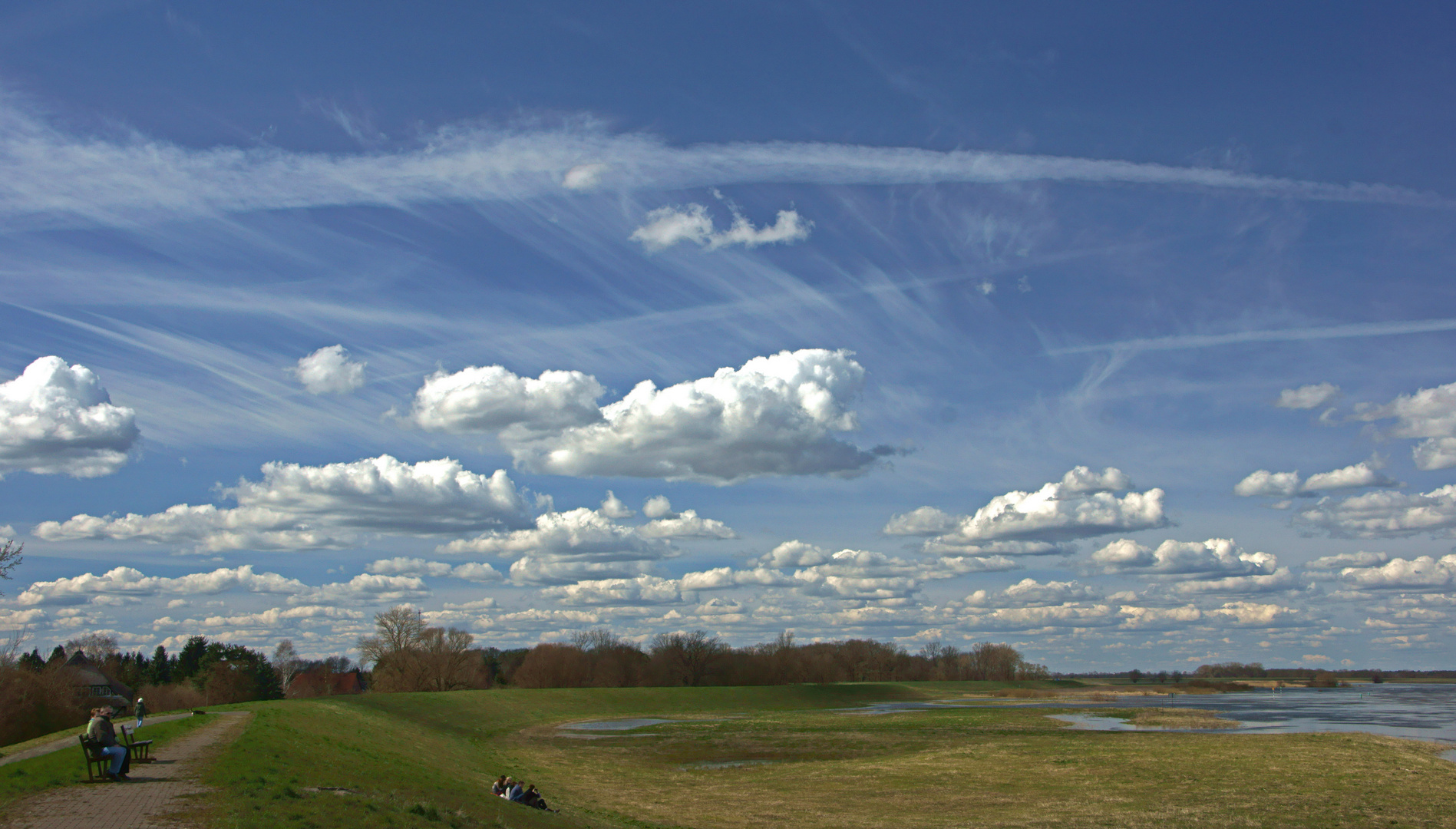 Wolken über der Elbe