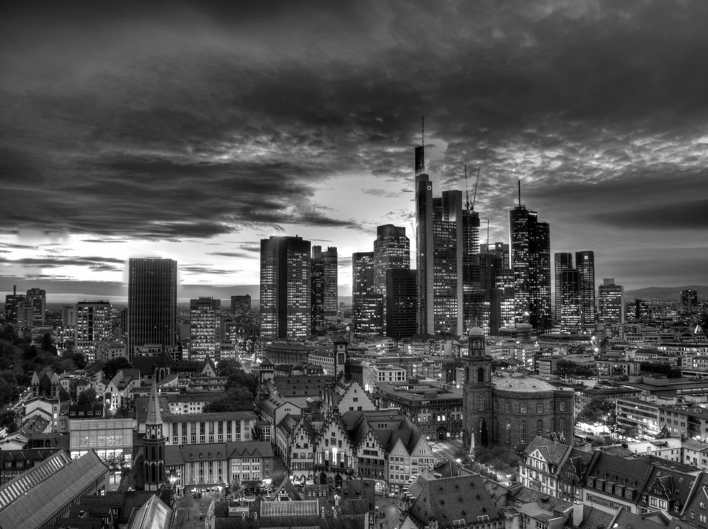 Wolken über der Frankfurter Skyline