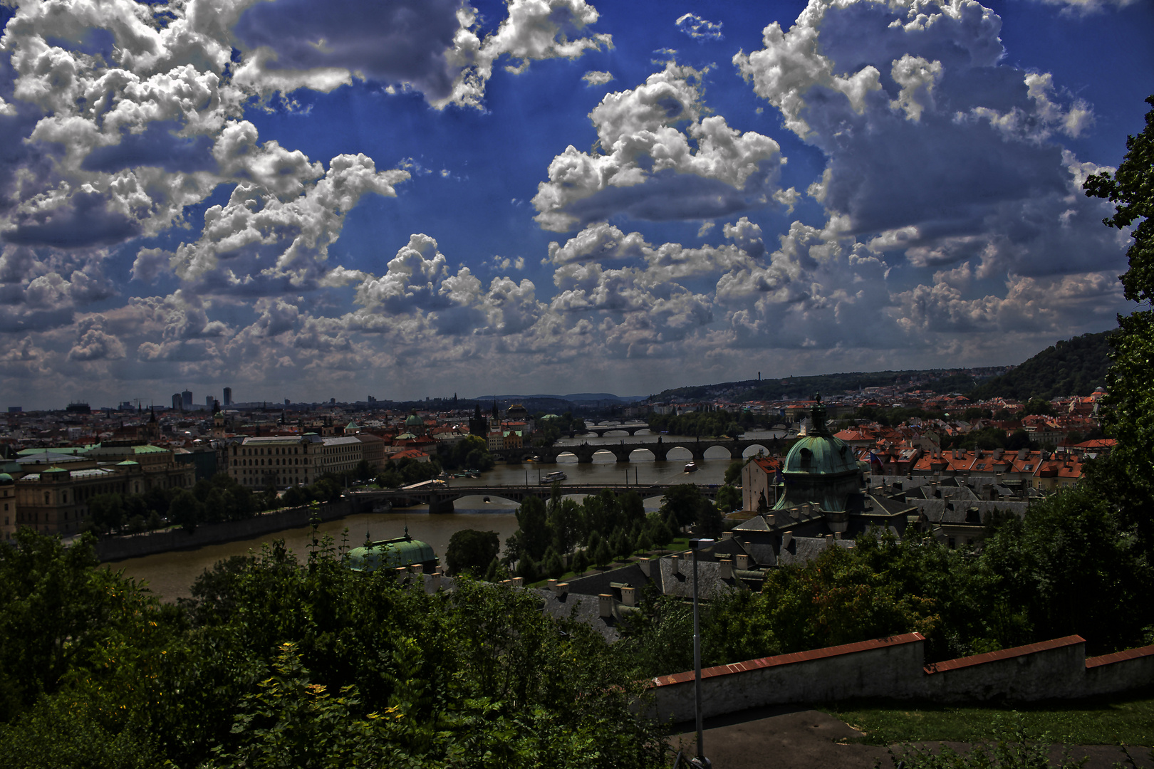 Wolken über der goldenen Stadt