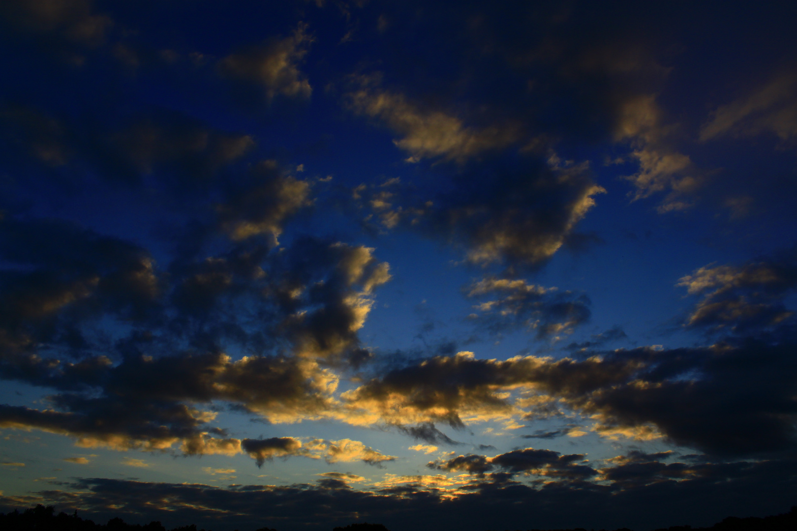 Wolken über der Heidelandschaft Kesselweiher; Hilden; NRW. Frühmorgens gegen 06:00