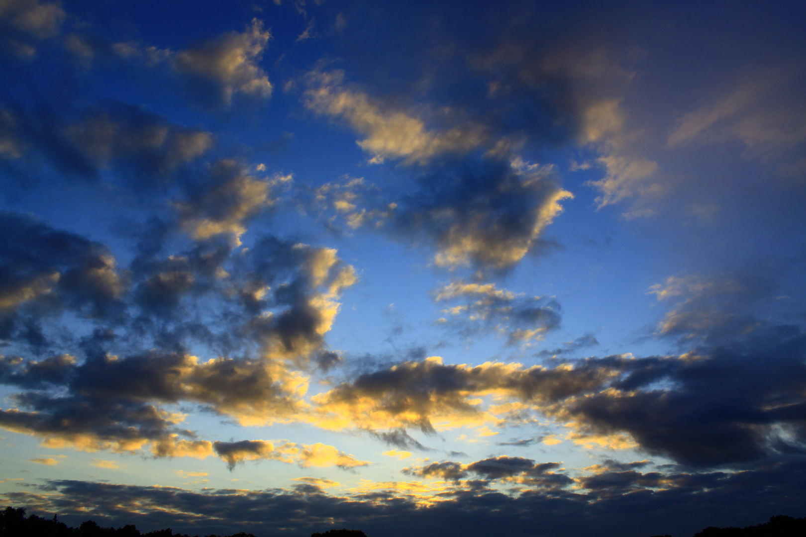 Wolken über der Heidelandschaft Kesselweiher; Hilden; NRW. Frühmorgens gegen 06:00