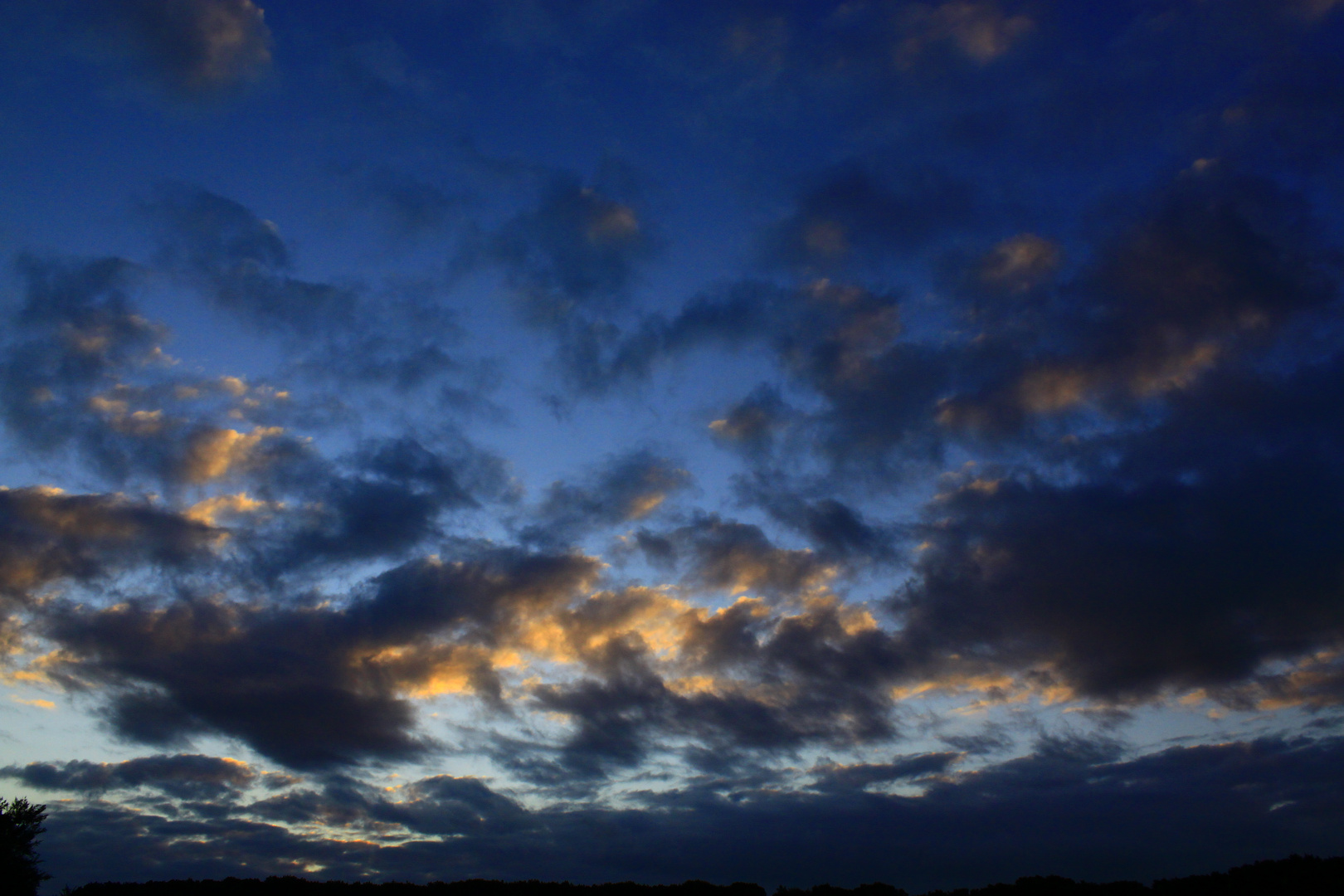 Wolken über der Heidelandschaft Kesselweiher; Hilden; NRW. Frühmorgens um 06.00