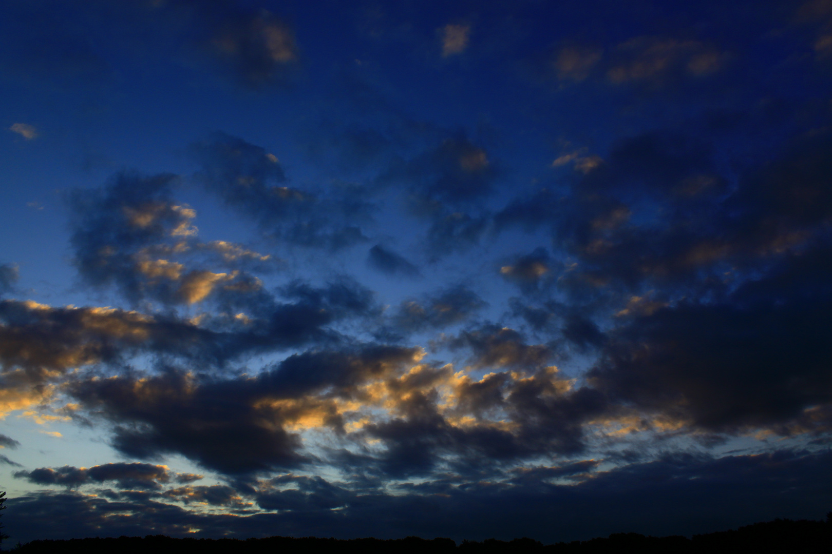 Wolken über der Heidelandschaft Kesselweiher; Hilden; NRW. Frühmorgens um 06.00