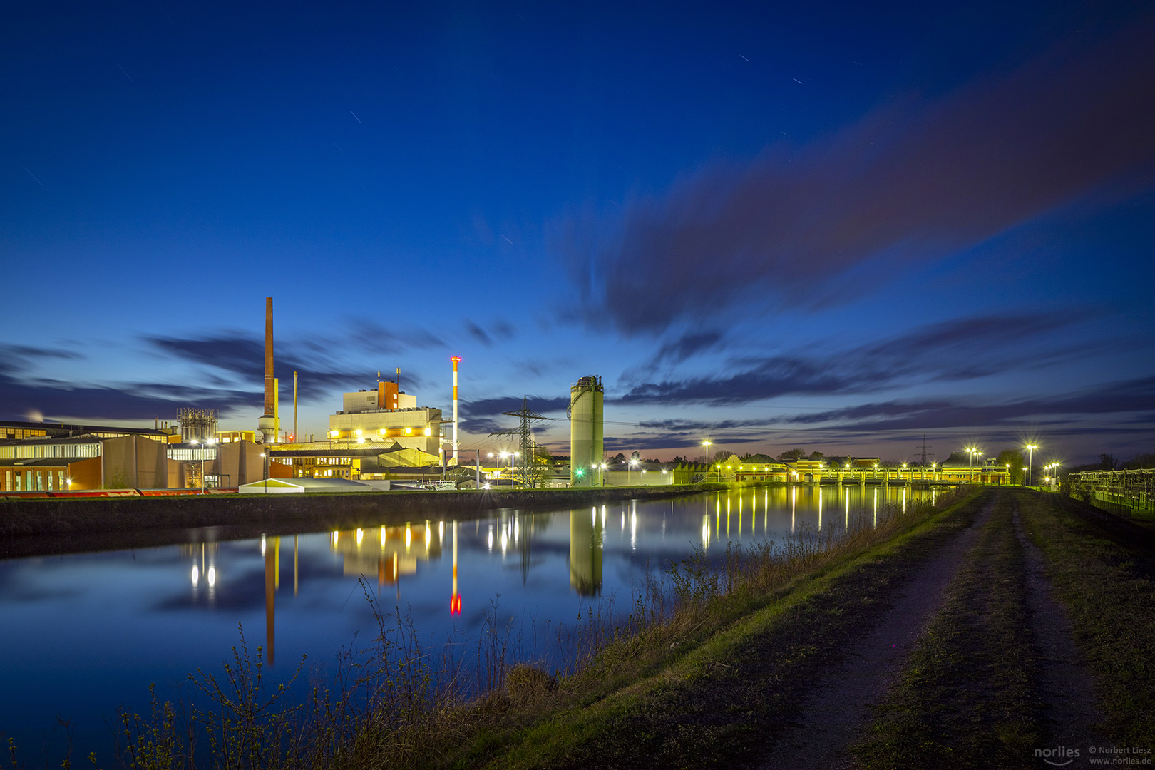 Wolken über der Industrieanlage