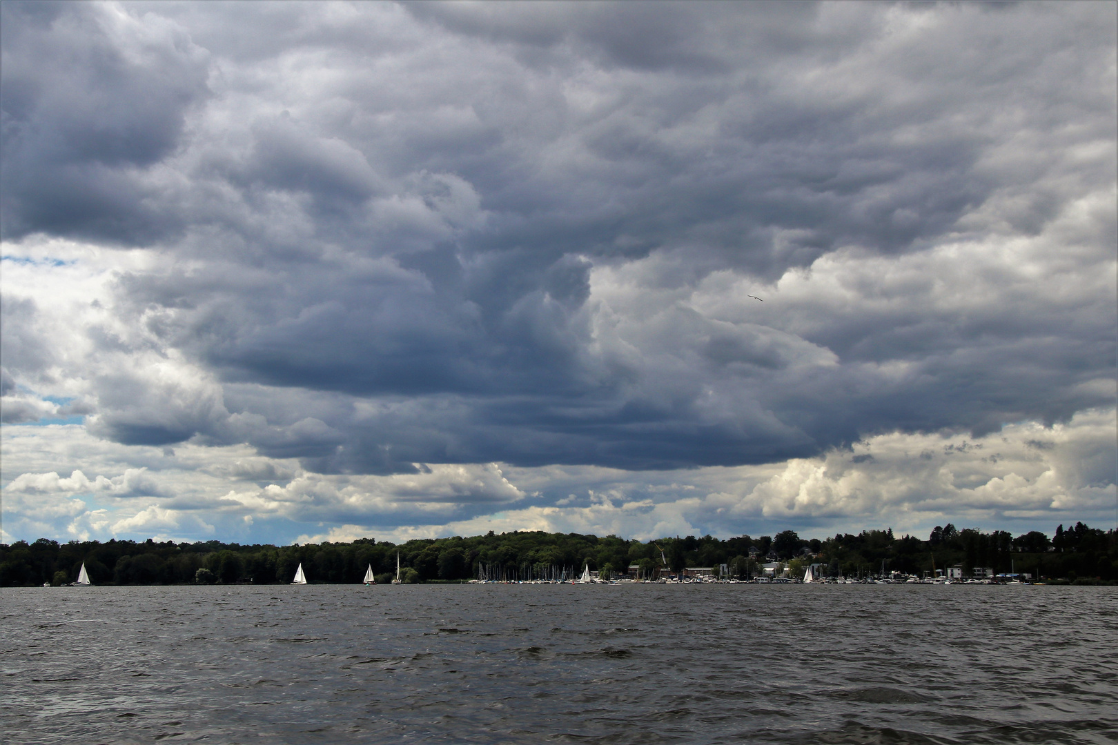 Wolken über der Marina Lanke