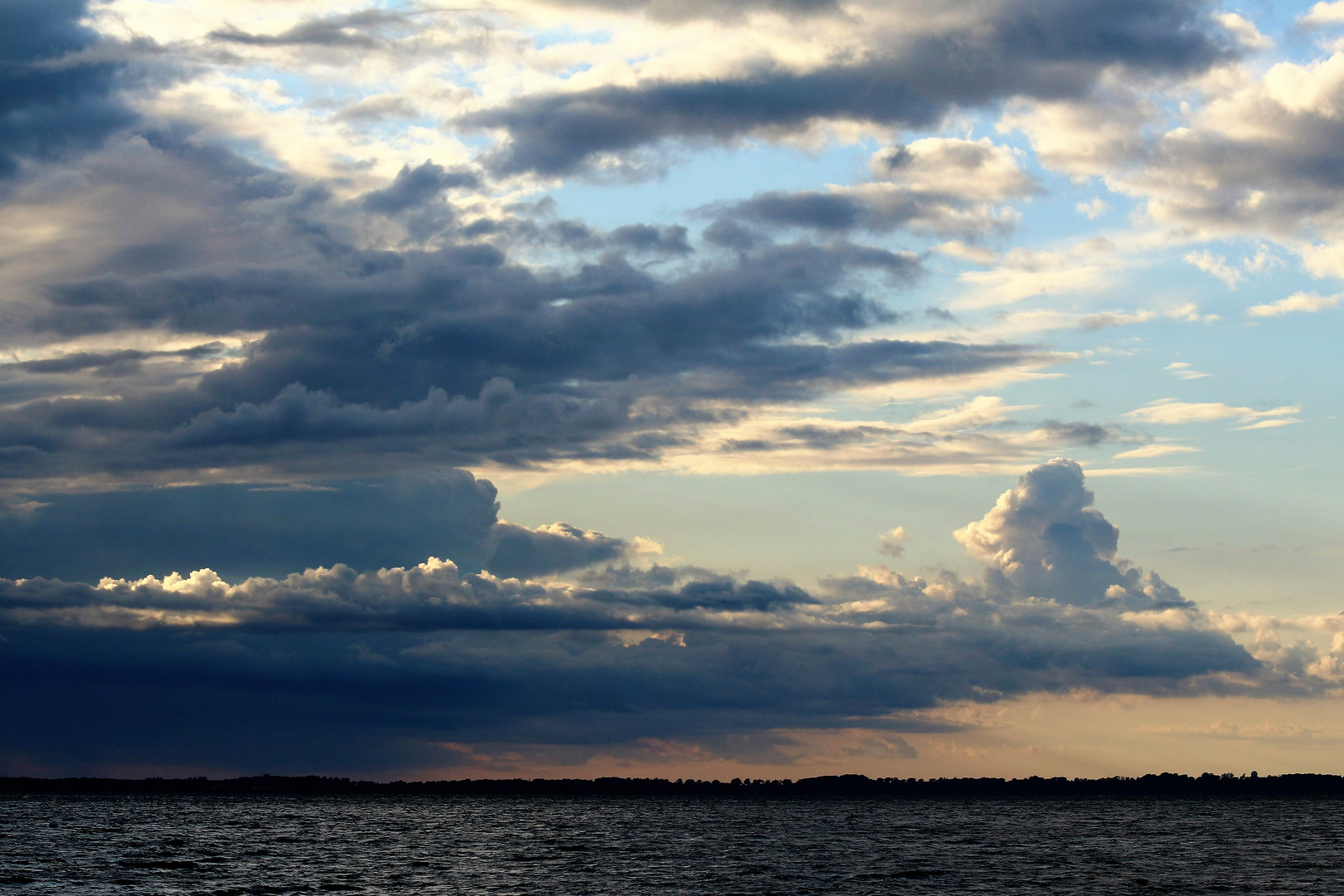 Wolken über der Ostsee vor Glowe auf Rügen