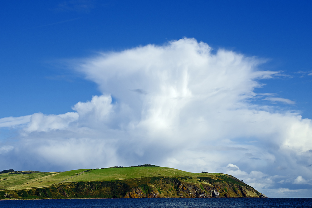 Wolken über der schwarzen Insel