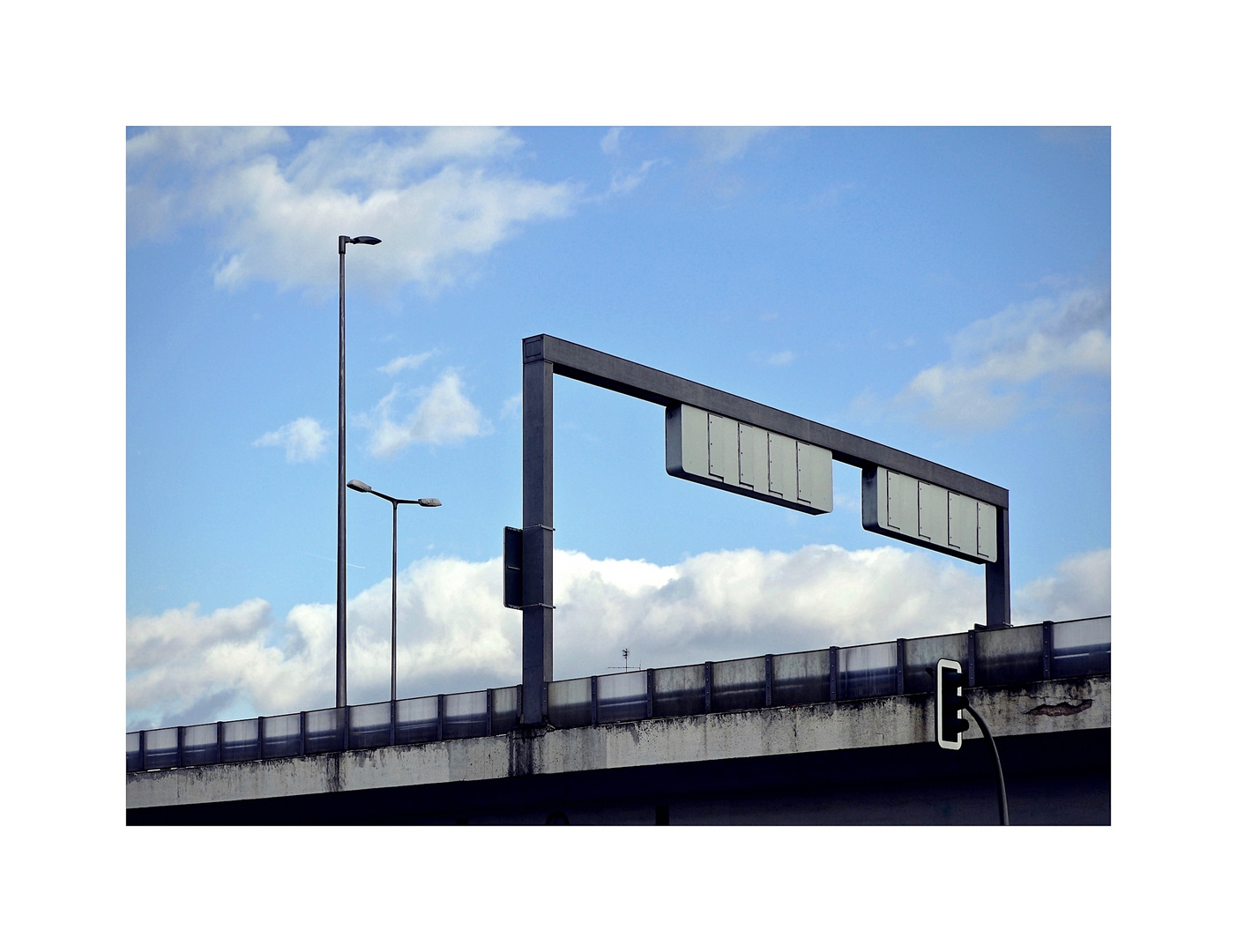 Wolken über der Stadtautobahn