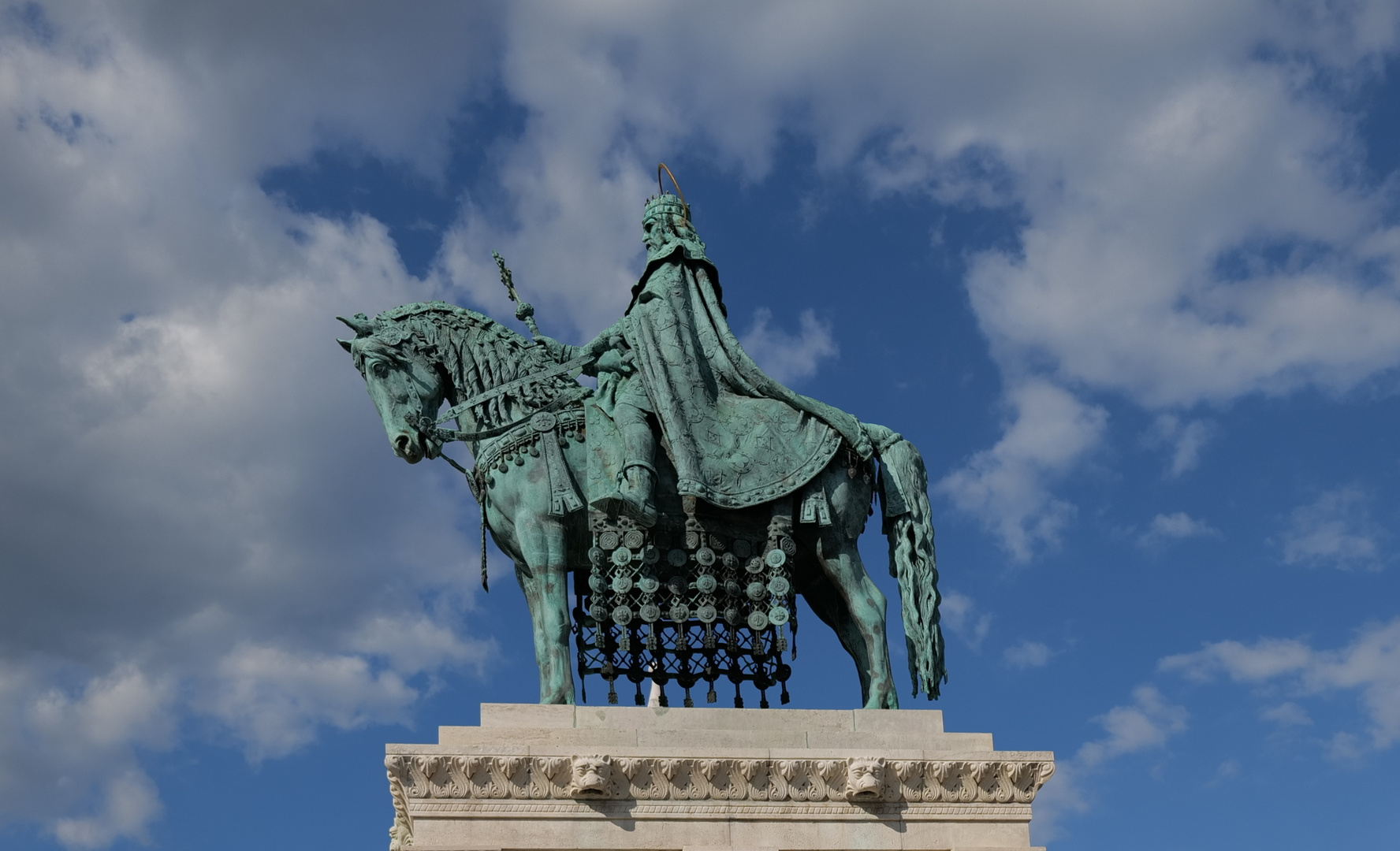 Wolken über der Statue von König St. Stephan (Budapest)