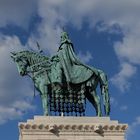 Wolken über der Statue von König St. Stephan (Budapest)