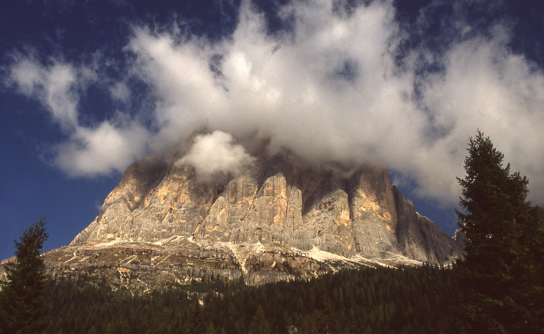 Wolken über der Tofana ( bei Cortina d`Ampezzo )