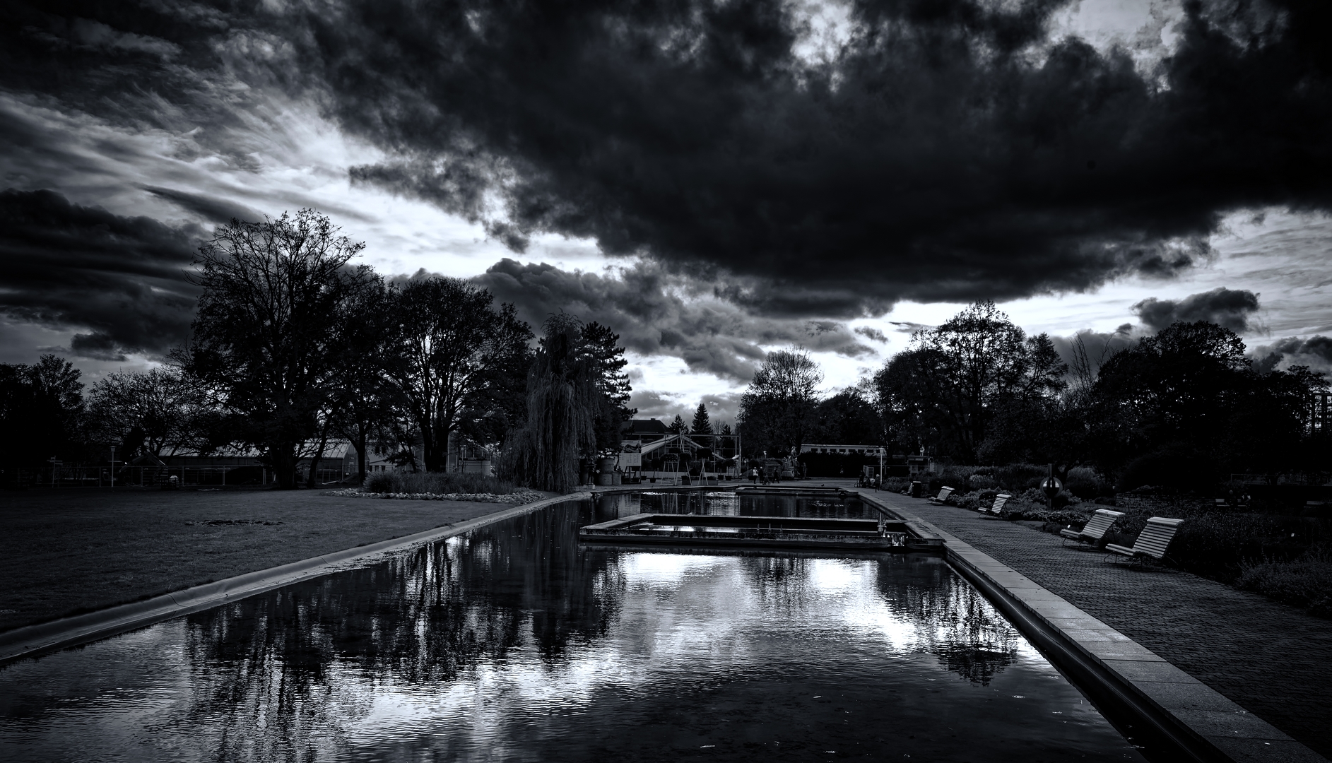 ... Wolken über der Wasserachse ...