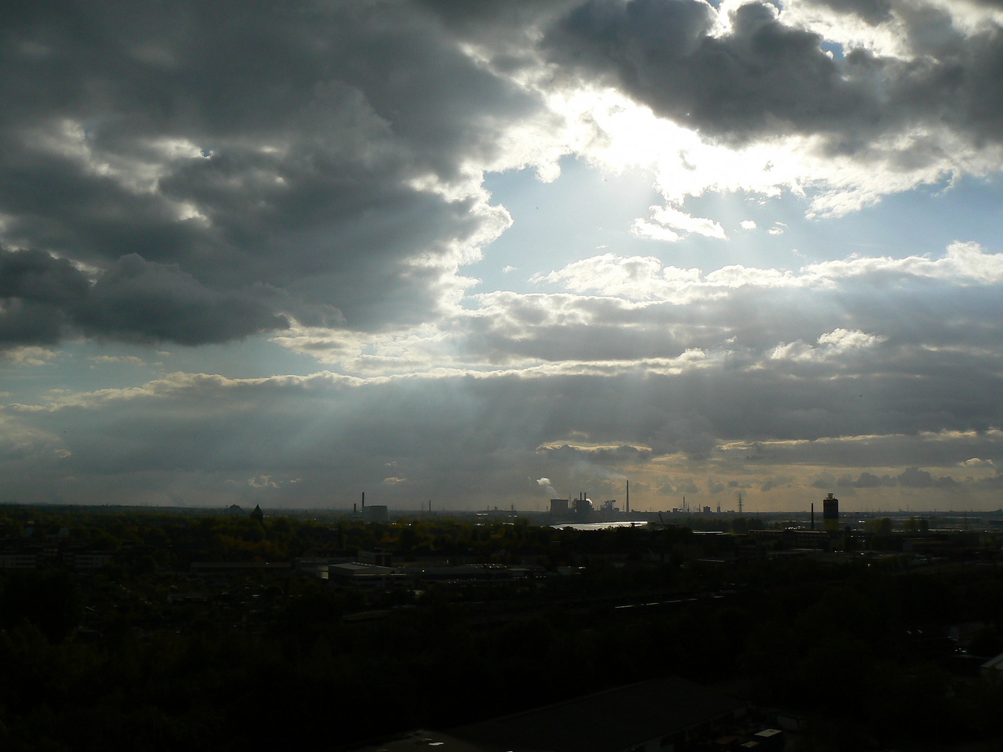 Wolken über Duisburg - Süd