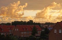 Wolken über einer Siedlung